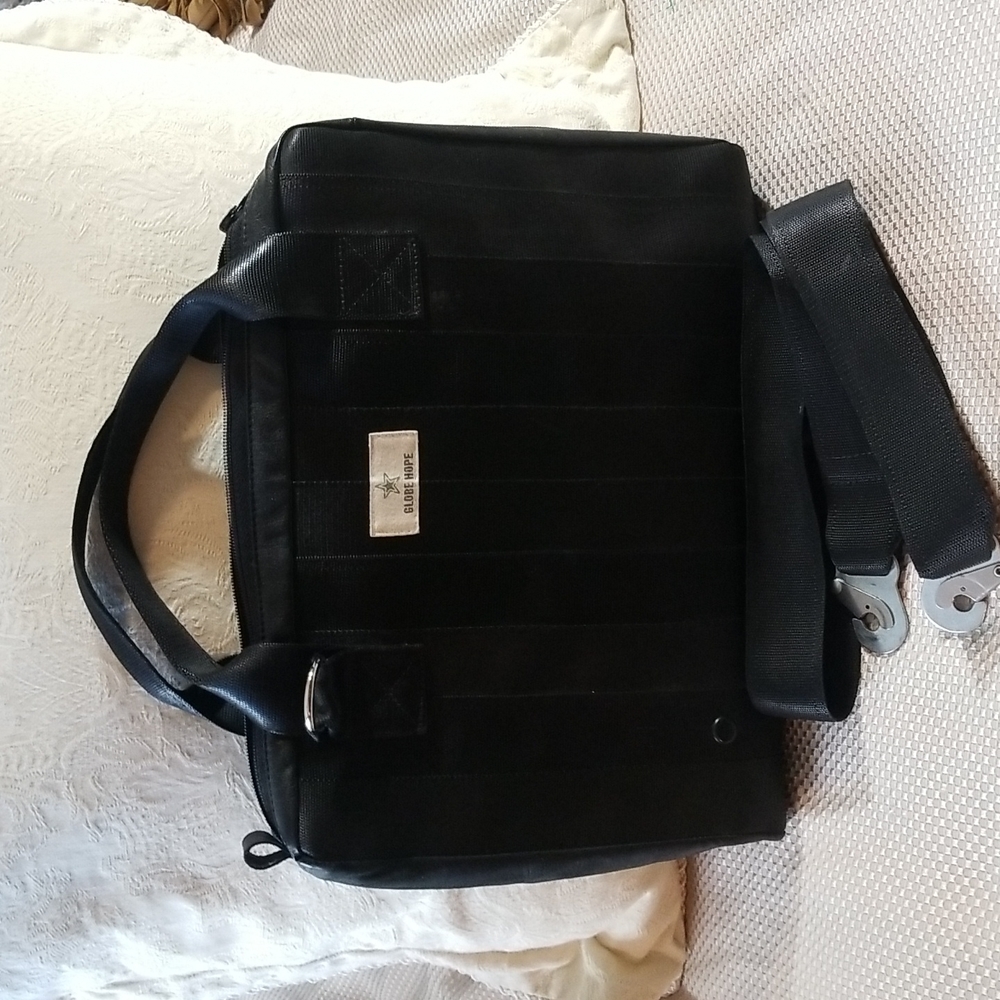 GLOBE HOPE LABTOP BAG WITH ADJUSTABLE STRAP  IN BLACK
